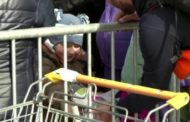 Volontari polacchi distribuiscono lecca lecca ai bambini ucraini rifugiati: il sorriso dopo l'orrore della guerra