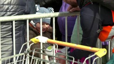 Volontari polacchi distribuiscono lecca lecca ai bambini ucraini rifugiati: il sorriso dopo l'orrore della guerra