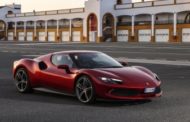 Ecco la prima Ferrari a sei cilindri e ibrida. La berlinetta che batte le supercar