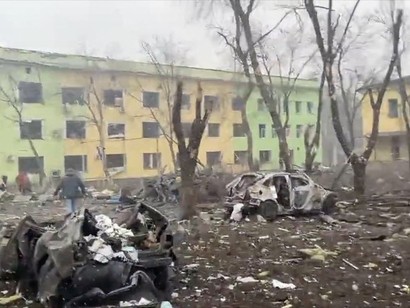 Sfogliamondo: la notizia dell'ospedale pediatrico bombardato apre i giornali di tutto il mondo