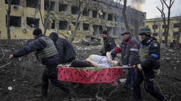E' morta con il suo bambino la donna incinta sulla barella della foto simbolo del bombardamento dell'ospedale di Mariupol
