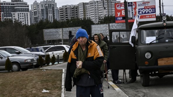 Ucraina, Mariupol addio. Un popolo in fuga dalla città martire