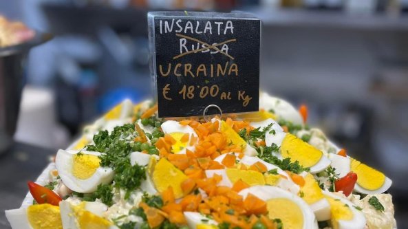 Si arriverà a boicottare anche l'insalata russa? Eppure in molti Paesi si chiama 
