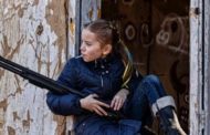 Ucraina, la bambina con fucile e lecca-lecca. La storia dietro l'immagine simbolo