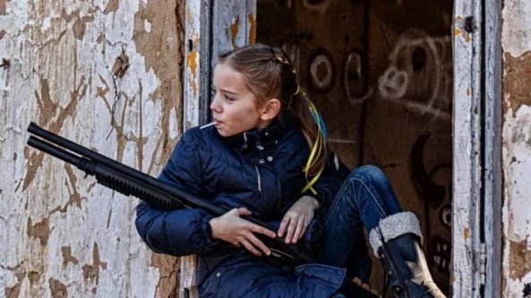 Ucraina, la bambina con fucile e lecca-lecca. La storia dietro l'immagine simbolo