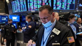 Le Borse di oggi, 14 marzo. Tim vola oltre il più7% dopo l'apertura a Kkr. Asia giù per nuove chiusure Cina