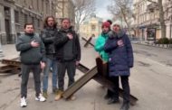 Odessa, i musicisti dell'Opera si uniscono alla resistenza e intonano l'inno nazionale
