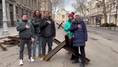 Odessa, i musicisti dell'Opera si uniscono alla resistenza e intonano l'inno nazionale