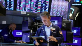 Le Borse di oggi, 11 marzo. Listini Ue misti, timori per un conflitto prolungato. Bando all'export russo di 200 prodotti