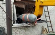 Un'enorme bomba inesplosa viene estratta da un palazzo di Chernihiv