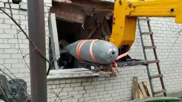Un'enorme bomba inesplosa viene estratta da un palazzo di Chernihiv
