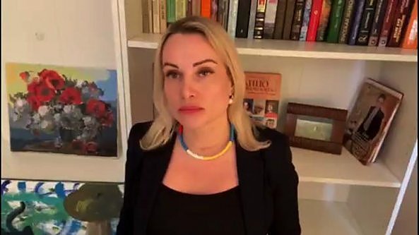 La giornalista che ha interrotto in diretta il tg russo: 