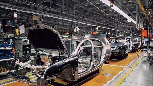 Il mondo dell'auto si ferma per la guerra in Ucraina. Da Ferrari a Toyota stop alla produzione per la Russia