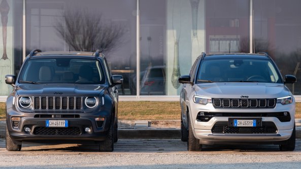 Jeep, in strada con Renegade e Compass e-Hybrid