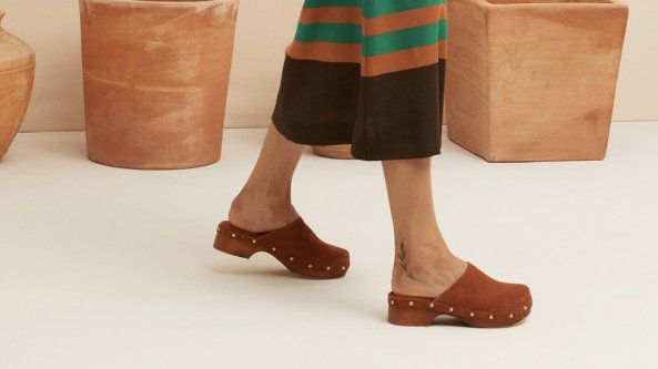 Tendenze per l'estate: torna lo zoccolo in legno ma riletto in chiave fashion