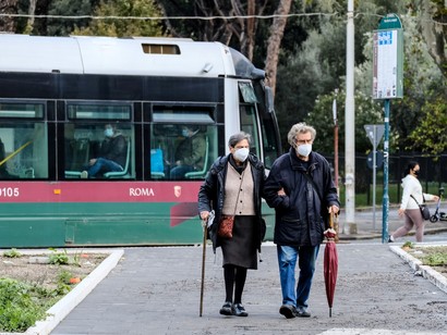 Continua a salire la curva epidemica, ma i ricoveri in intensiva calano ancora