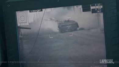 Forze ucraine aprono il fuoco contro un blindato russo a Mariupol   