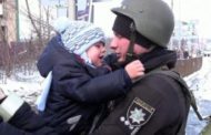 Il pianto a dirotto del bimbo che saluta il papà soldato :  il video struggente