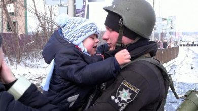 Il pianto a dirotto del bimbo che saluta il papà soldato :  il video struggente