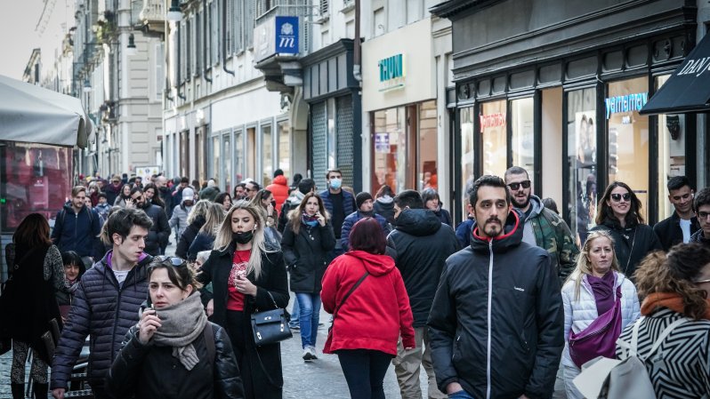 Covid, dati settimanali stabili, rallenta ancora il calo dei contagi: -11,7%. Scendono i ricoveri: -23%. Italia in bianco