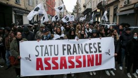 Corsica, si infiammano le proteste dopo il ferimento in carcere dell'ex leader indipendentista Yvan Colonna