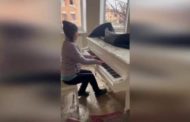Lo straziante addio della pianista ucraina alla casa bombardata