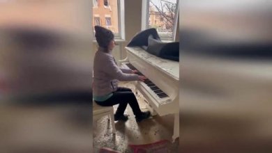 Lo straziante addio della pianista ucraina alla casa bombardata