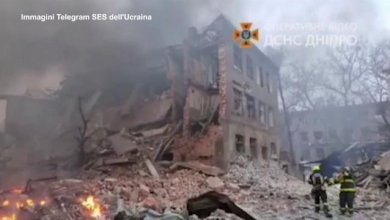Bombardamenti a Dnipro, i servizi di emergenza ucraini: 