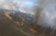 Mariupol sotto assedio: la devastazione della città bombardata vista dal drone