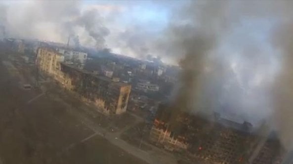 Mariupol sotto assedio: la devastazione della città bombardata vista dal drone