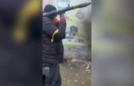 Gli ucraini colpiti mentre lanciano un razzo