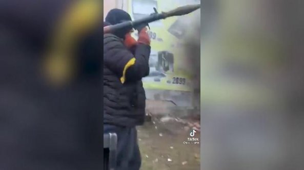 Gli ucraini colpiti mentre lanciano un razzo