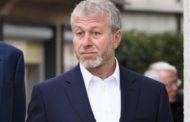 Abramovich, il governo inglese congela i beni: stop alla vendita del Chelsea