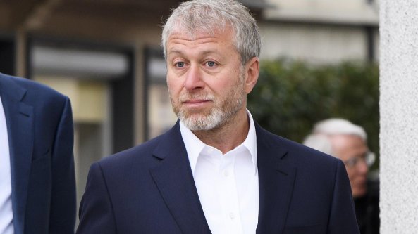 Abramovich, il governo inglese congela i beni: stop alla vendita del Chelsea
