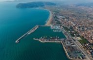 Oligarchi russi, chi c'è dietro il misterioso yacht di 140 metri arrivato nel porto di Marina di Carrara