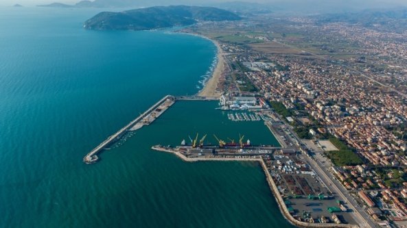Oligarchi russi, chi c'è dietro il misterioso yacht di 140 metri arrivato nel porto di Marina di Carrara