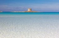 Sardegna, la spiaggia di Stintino torna a numero chiuso: 3,50 euro per entrare e 1.500 persone al giorno