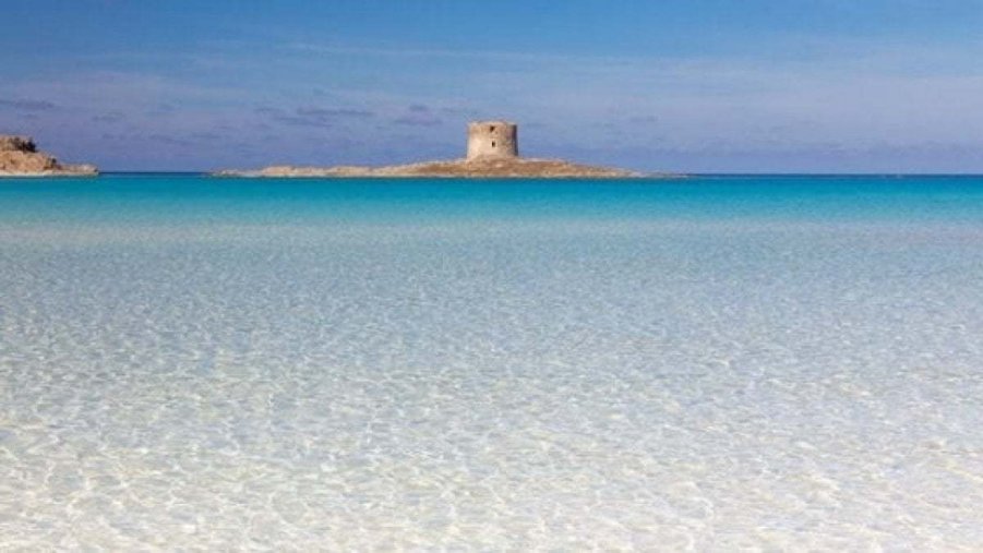 Sardegna, la spiaggia di Stintino torna a numero chiuso: 3,50 euro per entrare e 1.500 persone al giorno