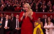 Il dito medio della presentatrice Rebel Wilson: 