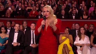 Il dito medio della presentatrice Rebel Wilson: 