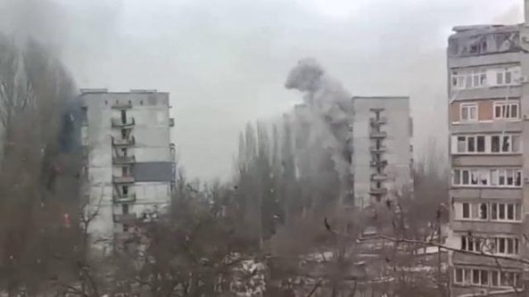 Mariupol, bombardati palazzi residenziali