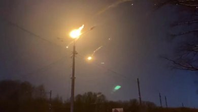 Abbattuto un jet russo: una palla di fuoco cade dal cielo