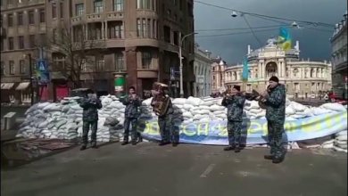 La banda suona 'Don't Worry Be Happy' in attesa dell'attacco russo