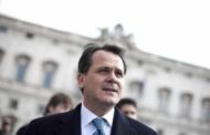 Gdf sequestra ad ex ministro Romano 58 mila euro: guanti di bassa qualità? 
