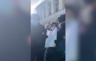 Manifestante russa arrestata per aver mostrato un cartello bianco in piazza a Nizhny Novgorod