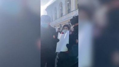 Manifestante russa arrestata per aver mostrato un cartello bianco in piazza a Nizhny Novgorod