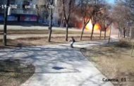 Bombe sui quartieri di Kiev: a Kurenivka un missile esplode a poche decine di metri da un passante
