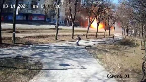 Bombe sui quartieri di Kiev: a Kurenivka un missile esplode a poche decine di metri da un passante