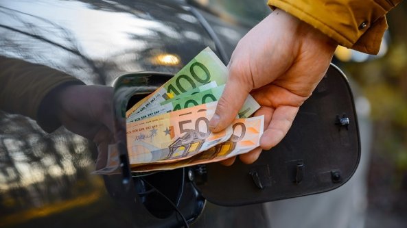 Il peso delle accise sul caro benzina: solo in Olanda sono più alte che in Italia