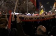 Bandiere russe e immagini di Putin: in Serbia la manifestazione che sostiene l'invasione